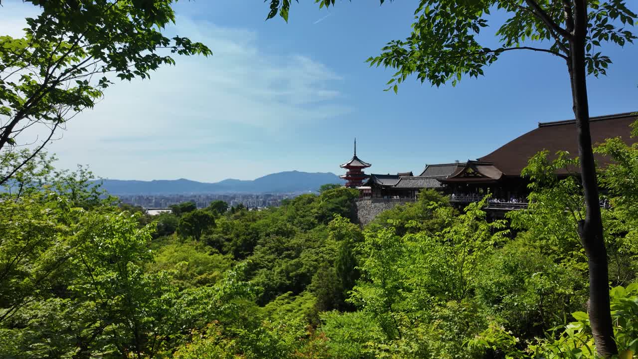 vista del templo de kiyomizu-dera, la pagoda y el paisaje urbano de kyoto, con mucha vegetación