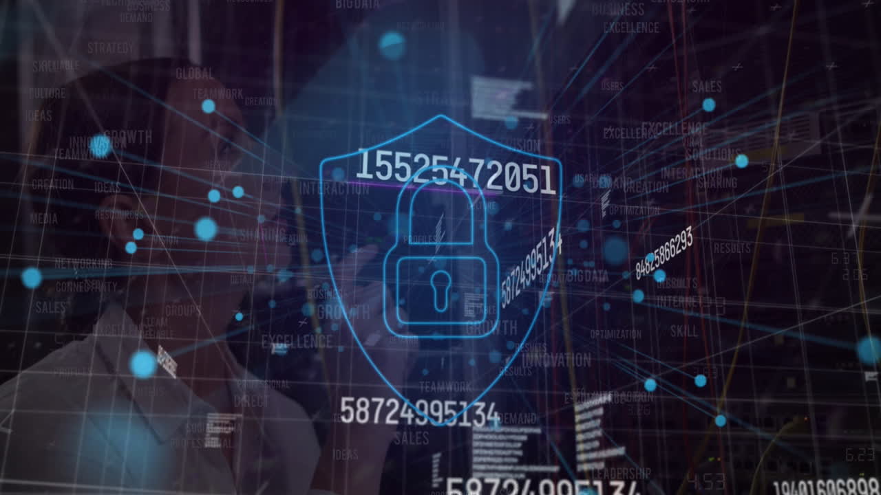 animación de candado y procesamiento de datos sobre mujer caucásica ingeniero informático por servidor