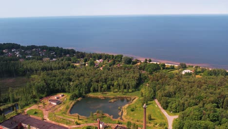 Pequeño-Pueblo-Tuja-Junto-Al-Mar