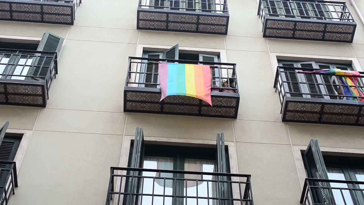 Bandeira arco-íris (movimento LGBT) em varandas em Madri, Espanha. Filmagem em Madri