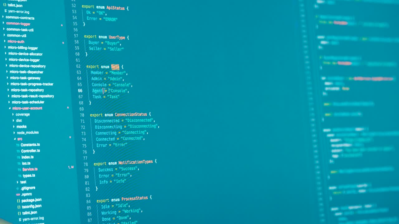 programador de computadora sentado frente a una pantalla codificando software