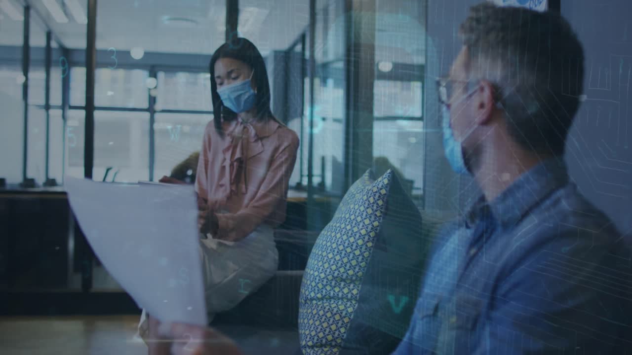 анимация обработки данных над различными бизнесменами с масками для лица с использованием планшетов