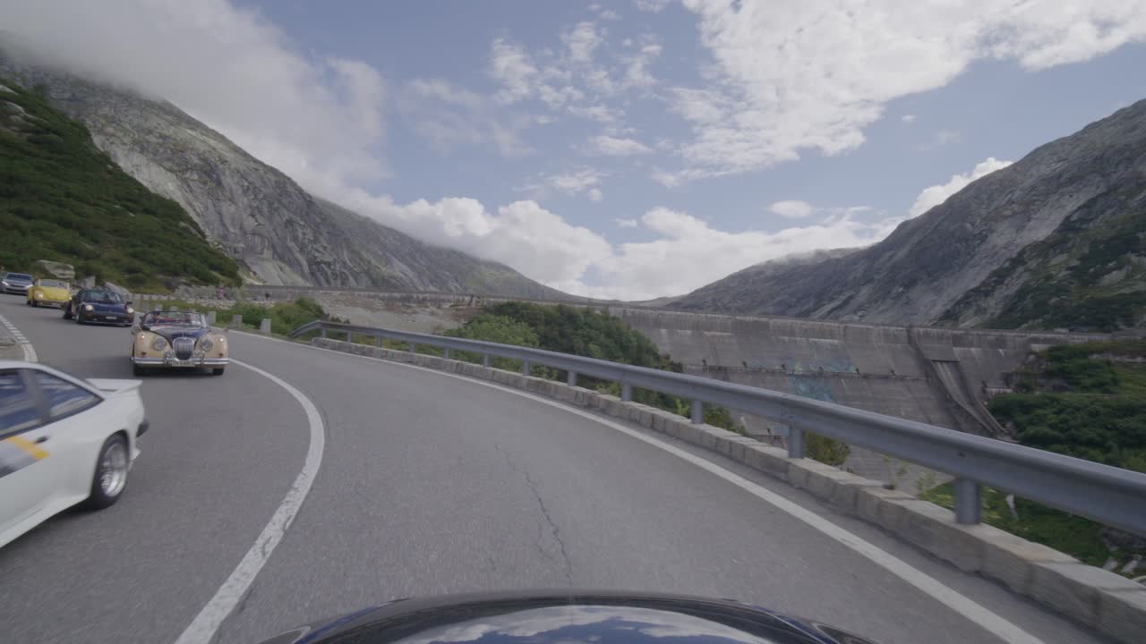 grimsel에서 furka까지 운전은 스위스 알프스의 유명한 계곡을 통과합니다.