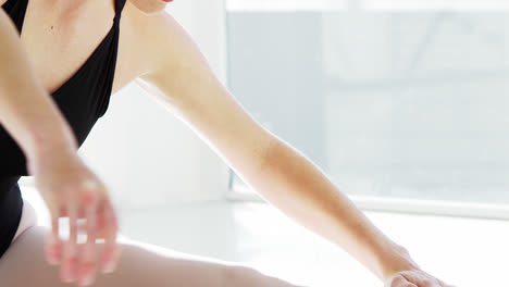 una bailarina realizando un split