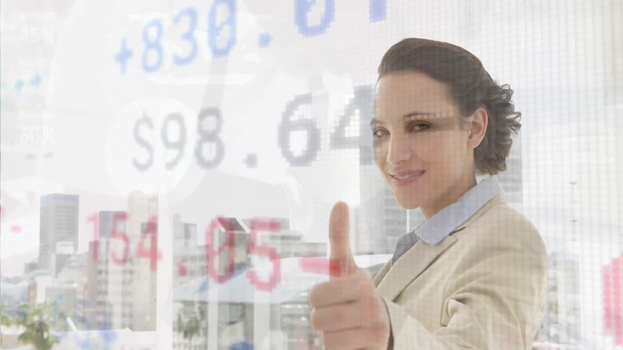 animación del procesamiento de datos financieros sobre una mujer de negocios caucásica que trabaja en la oficina