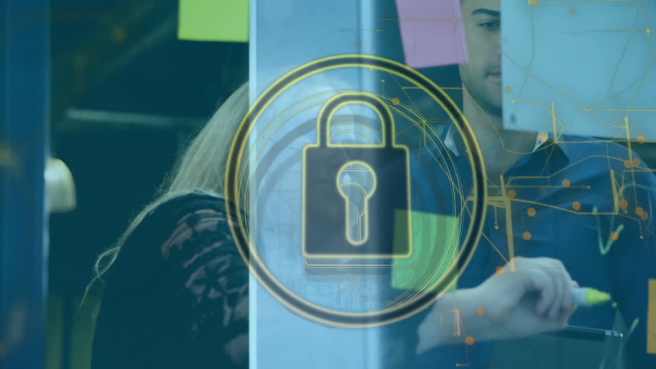 animación del icono del candado y procesamiento de datos sobre diversas personas de negocios en la oficina.