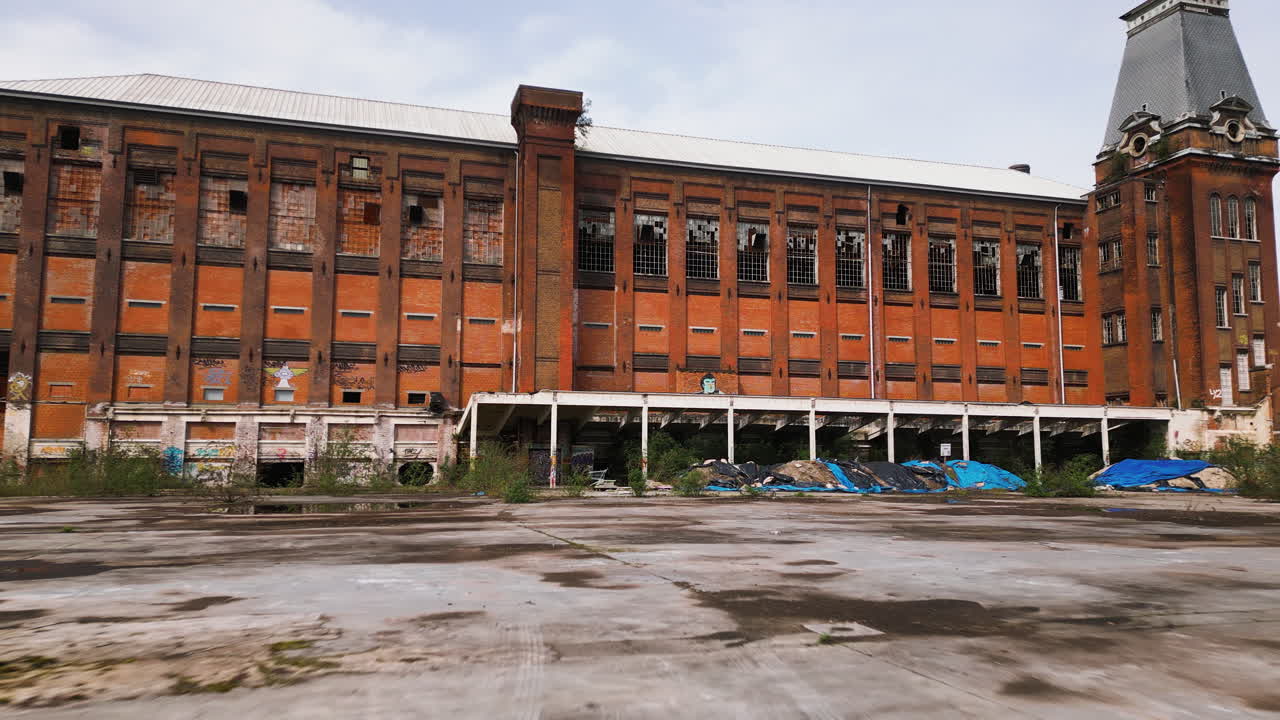 edificio industrial abandonado en bélgica, vista aérea hacia adelante