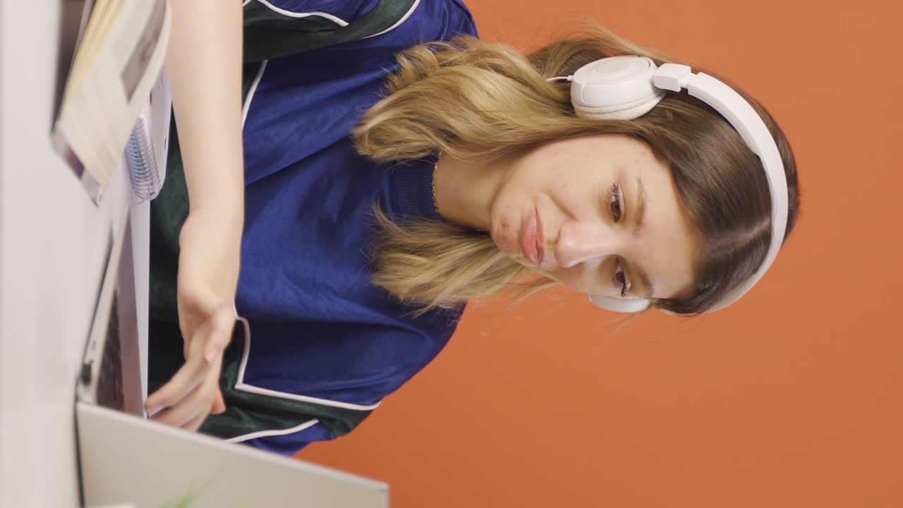 el video vertical de la joven a la que le gusta la aplicación en la computadora portátil es feliz.