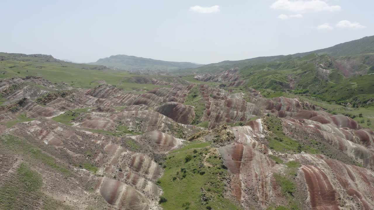 vista aérea sobre el colorido paisaje de montañas de roca de piedra mineral