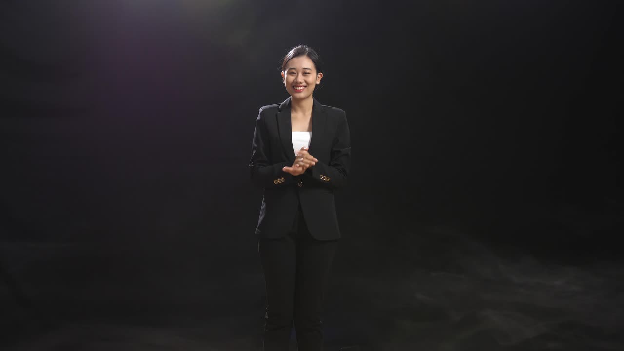 mujer de negocios aplaudiendo en el estudio