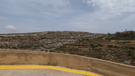 Paisaje-Rocoso-De-Malta,-Vista-Desde-El-Coche-En-Movimiento