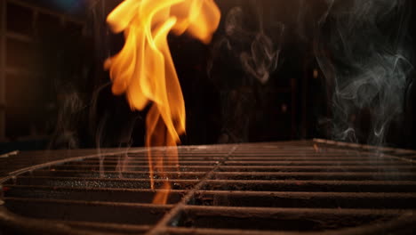 parrilla de carbón ardiente con llamas y humo