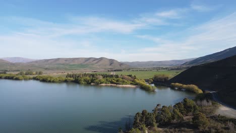 Vista-Aérea-Por-Drones-Del-Lago-Benmore-En-El-Corte-De-Marineros