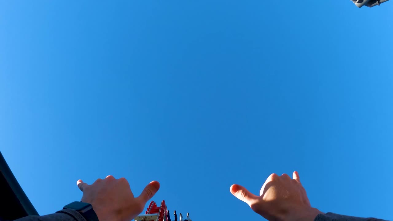 punto de vista del buscador de emociones montando una montaña rusa extrema en el parque de diversiones