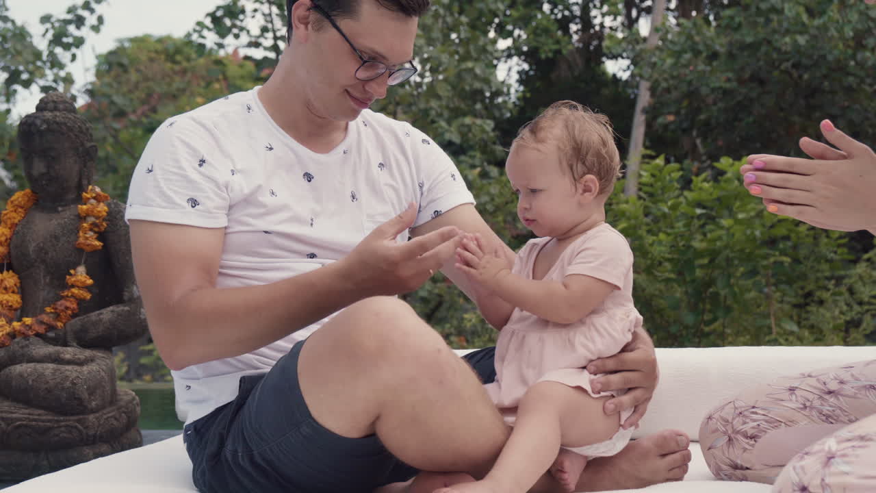 padre amoroso con su hija al aire libre