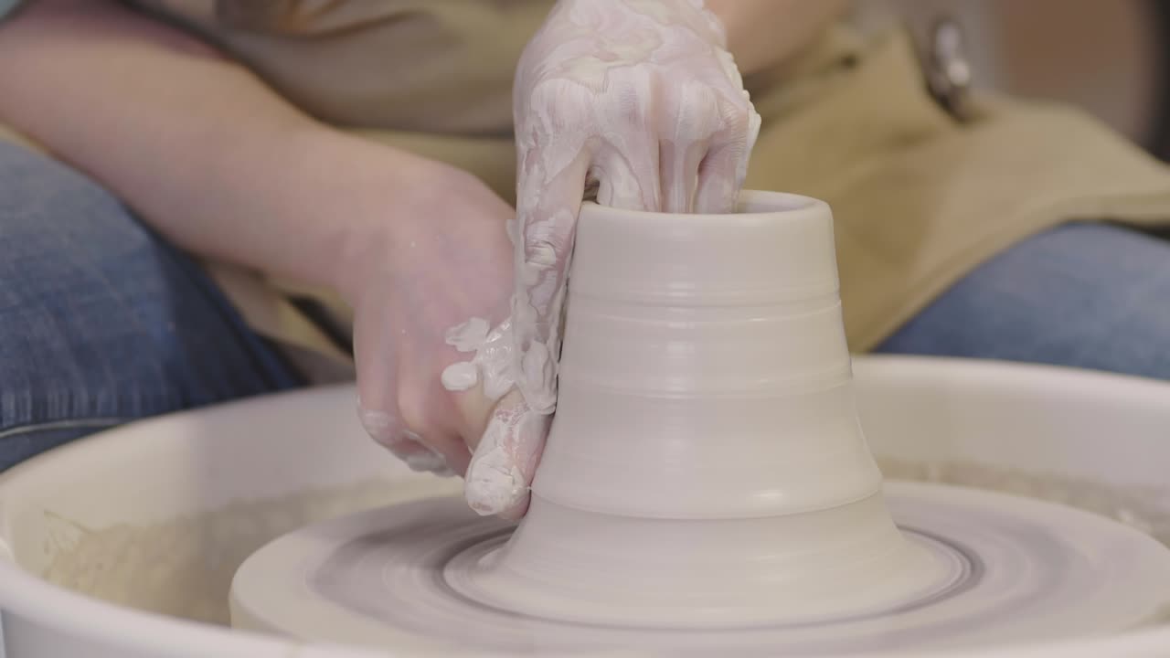 도자기 바 에 장인 이 만든 항아리