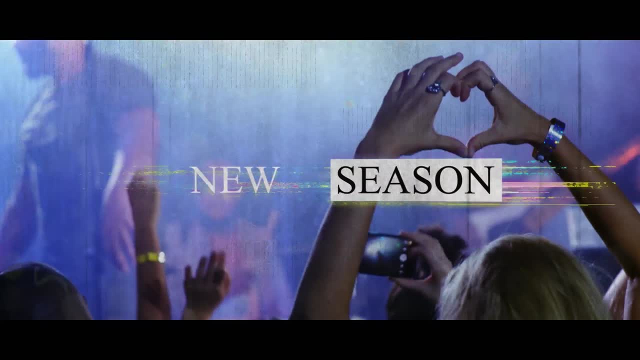 록 콘서트 군중에 대한 왜곡과 함께 흑백 텍스트로 새로운 시즌의 애니메이션