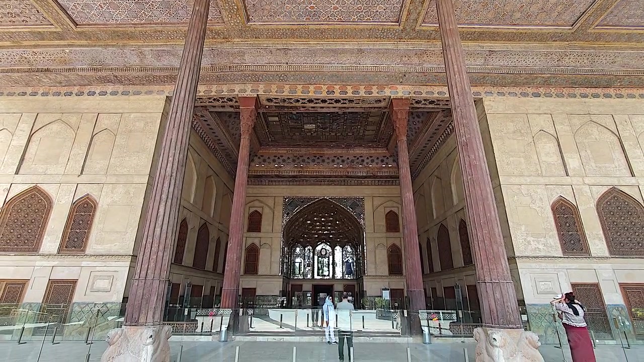 Dettagli architettonici intricati del Palazzo Chehel Sotoun a Isfahan.