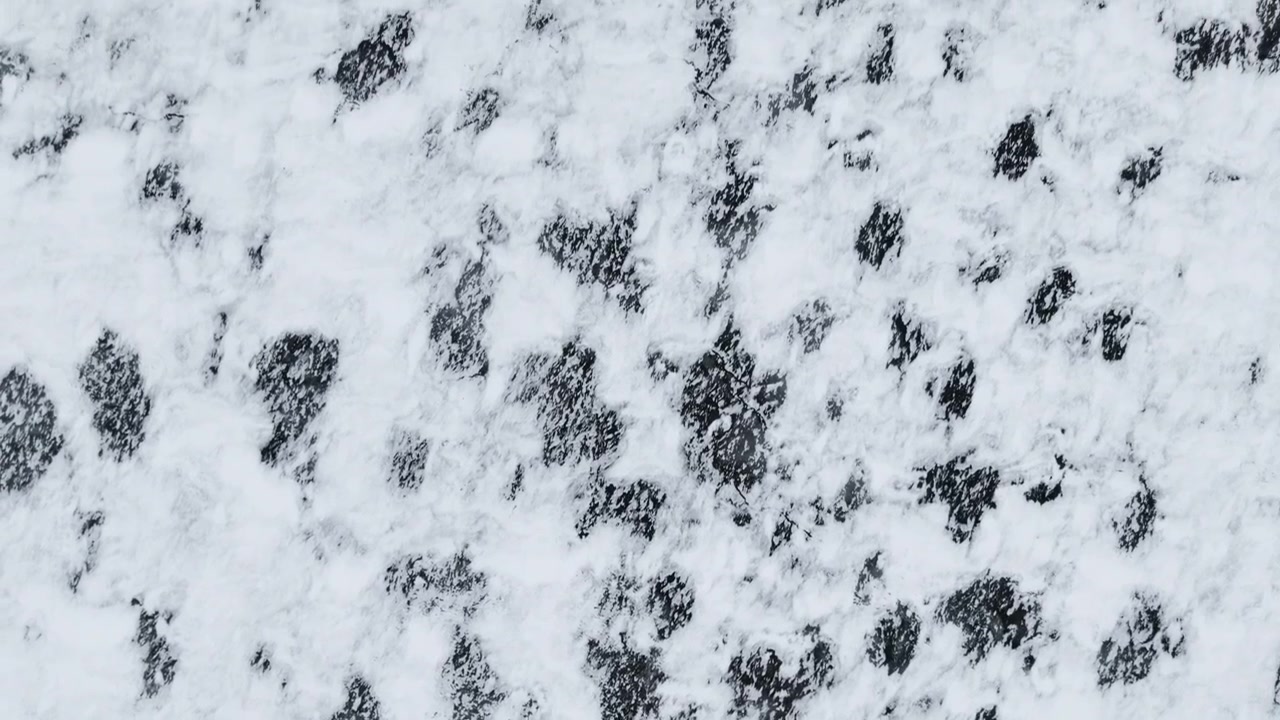 Rekaman drone di atas danau Michigan Utara yang beku dan bersalju. Direkam dalam 4K 60fps
