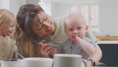 Gleichgeschlechtliches-Weibliches-Paar-Beim-Gesunden-Frühstück-Zu-Hause-Mit-Tochter-Und-Kleinem-Sohn