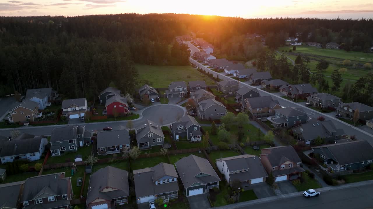 Letecký záběr při západu slunce nad čtvrtí v Oak Harbor na ostrově Whidbey.