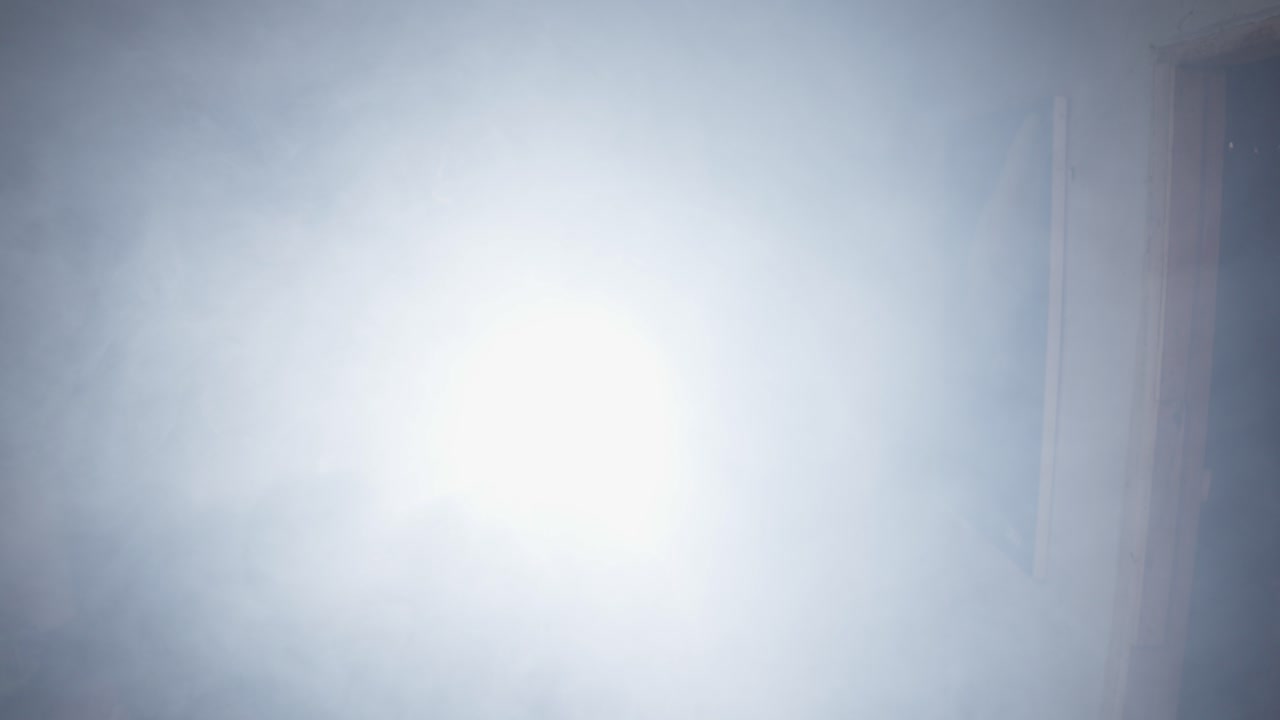 hombre asiático dirigiendo una escena de película usando una máquina de humo blanco (niebla) con reflector dentro de una casa. artes digitales, cine, efectos visuales.