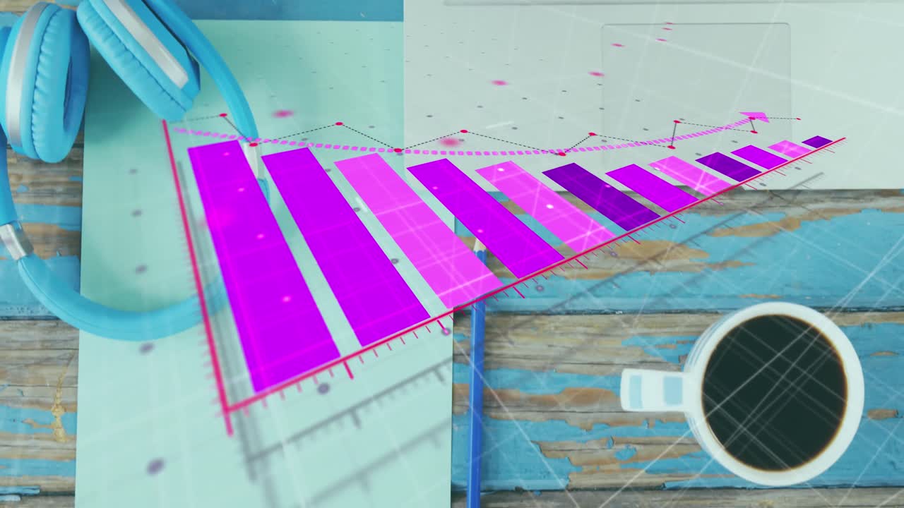 animación de gráficos sobre vista aérea de auriculares, café, computadora portátil y bloc de notas en una mesa de madera