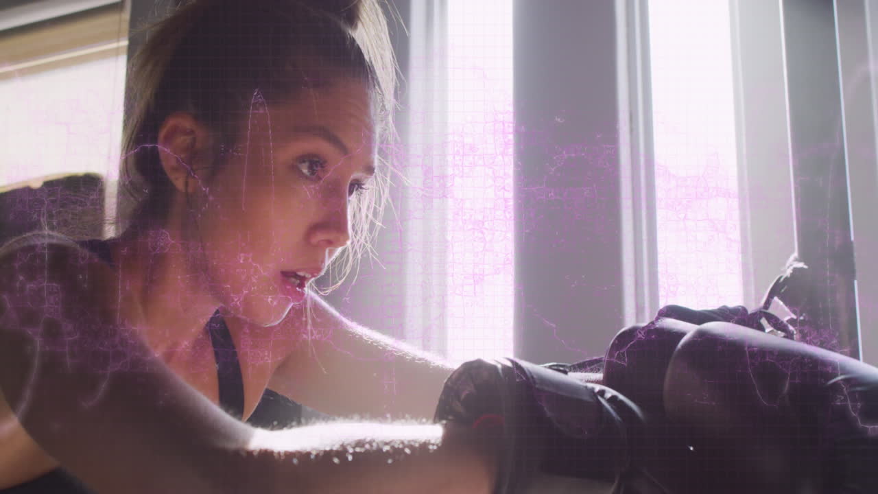 animación de cadena de adn sobre mujer caucásica haciendo ejercicio en el gimnasio