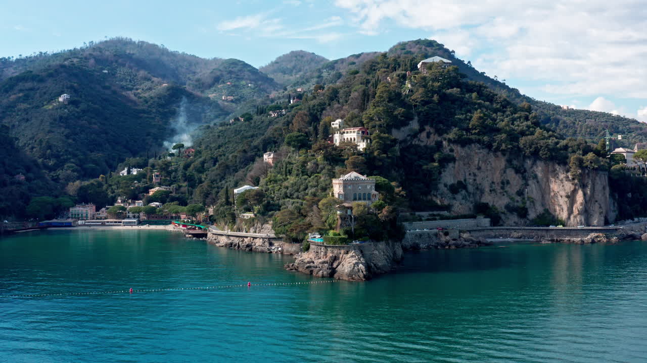 Ripresa aerea lungo la costa ligure con vista sulla Baia di Paraggi vicino a Portofino, Italia.