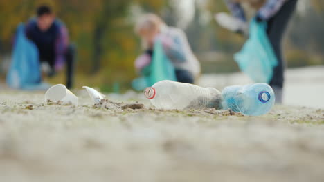 Plastikmüll-Am-Strand-Im-Hintergrund-Räumen-Die-Leute-Den-Müll-Auf-und-Kümmern-Sich-Um-Die-Umwelt