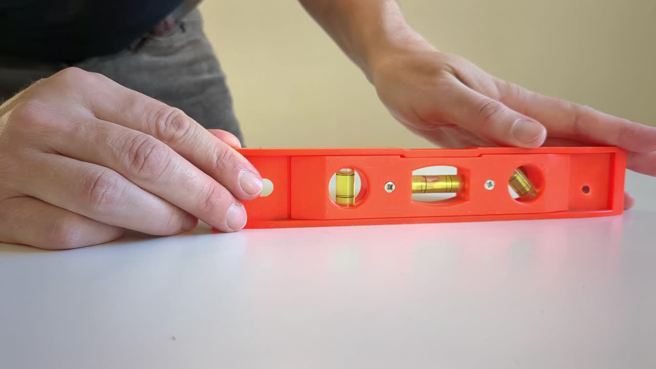 스피리트 레벨, 버블 레벨을 사용하여 표면을 캘리브레이트합니다.