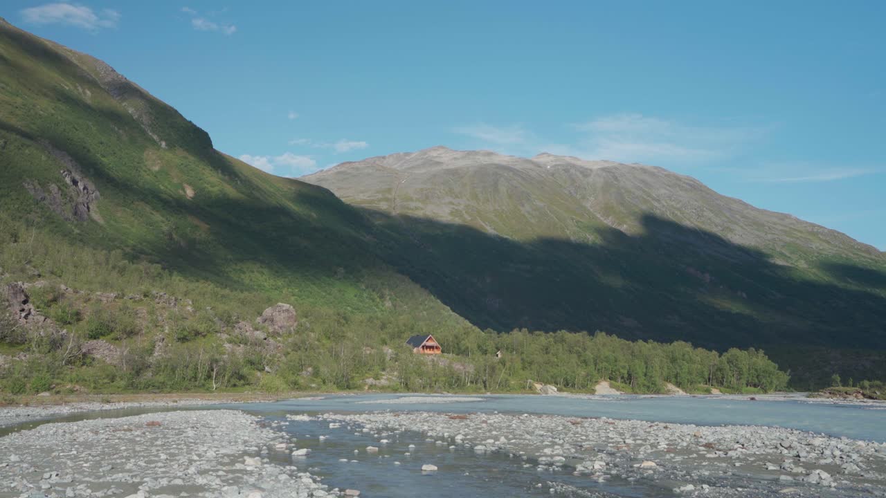 Liten hytte ved foten av bakken i Ånderdalen nasjonalpark på Senja, Norge – vidvinkelbilde.