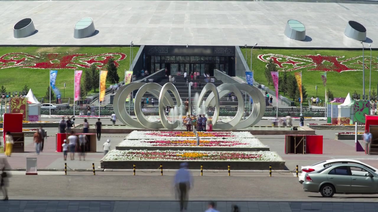 Khan Shatyr e timelapse da Fonte Ferradura e Roda. Khan Shatyr é uma tenda transparente gigante em Astana. Centro comercial. ASTANA, CAZAQUISTÃO