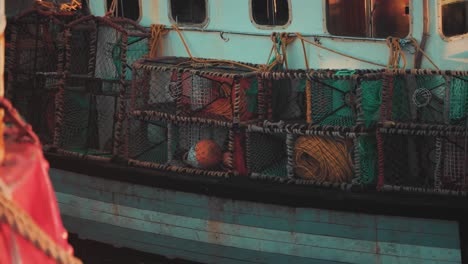 Barco-Pescador-Listo-Para-Navegar-Por-El-Océano-Capturando-Algunos-Mariscos-Con-Red.