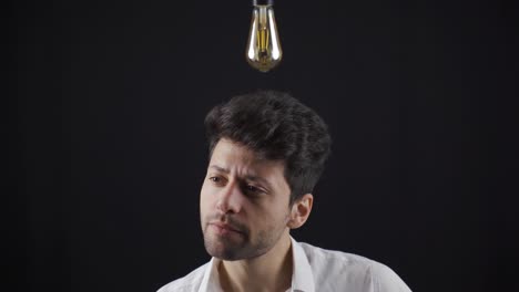al hombre inteligente se le ocurre una idea, una lámpara simbólica de ideas se enciende sobre su cabeza.