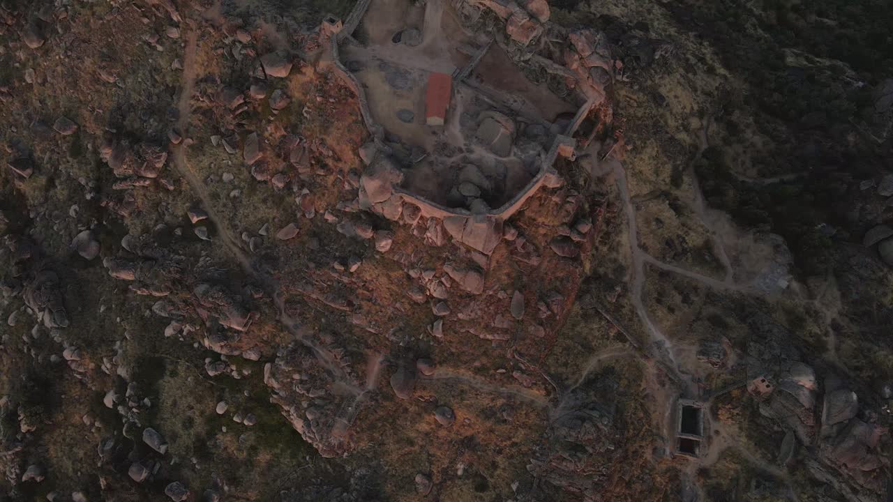 ruinas del castillo de monsanto al amanecer, portugal.aérea de arriba hacia abajo hacia adelante