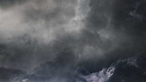 pov de lapso de tiempo de tormenta con un destello en el cielo nublado oscuro