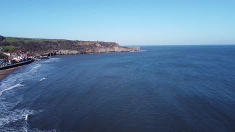 volando hacia los acantilados fuera de whitby yorkshire