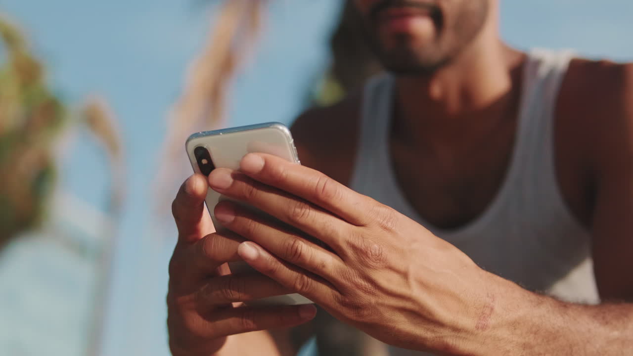 Uomo che usa il cellulare all'aperto