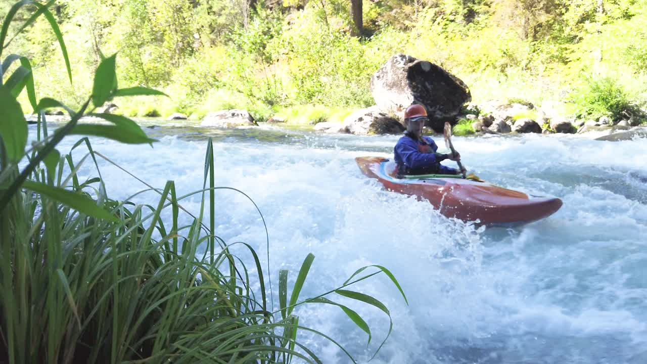 Pria bersenang-senang saat bermain kayak arung jeram