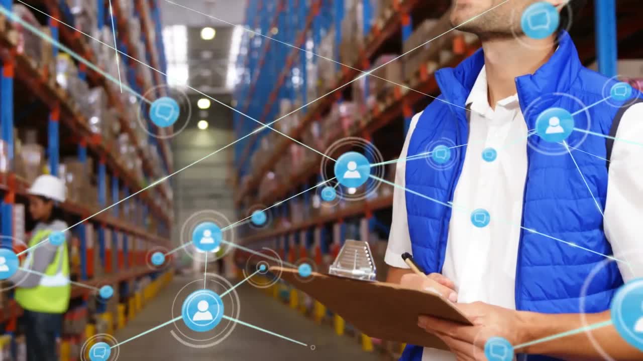 animación de la red de iconos de personas sobre el hombre sonriente que trabaja en el almacén de almacenamiento