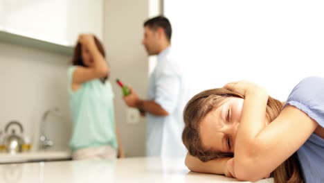 chica molesta cubriendo sus orejas mientras sus padres pelean