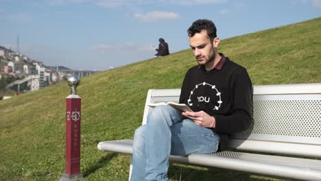 Leer-El-Libro-En-El-Parque-Soleado