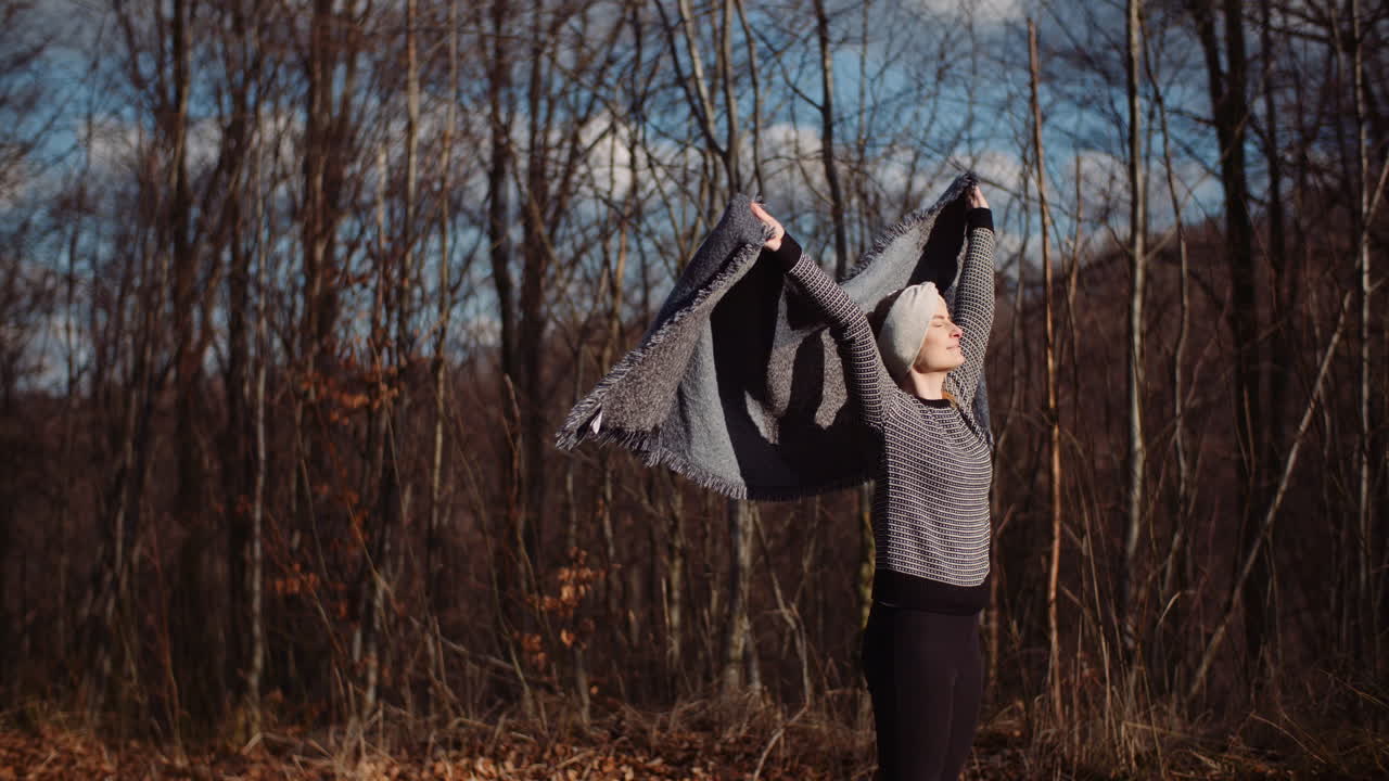 산길을 걷고 휴식을 취하는 여성 관광객 2