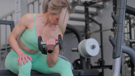 mujer trabajando en el gimnasio
