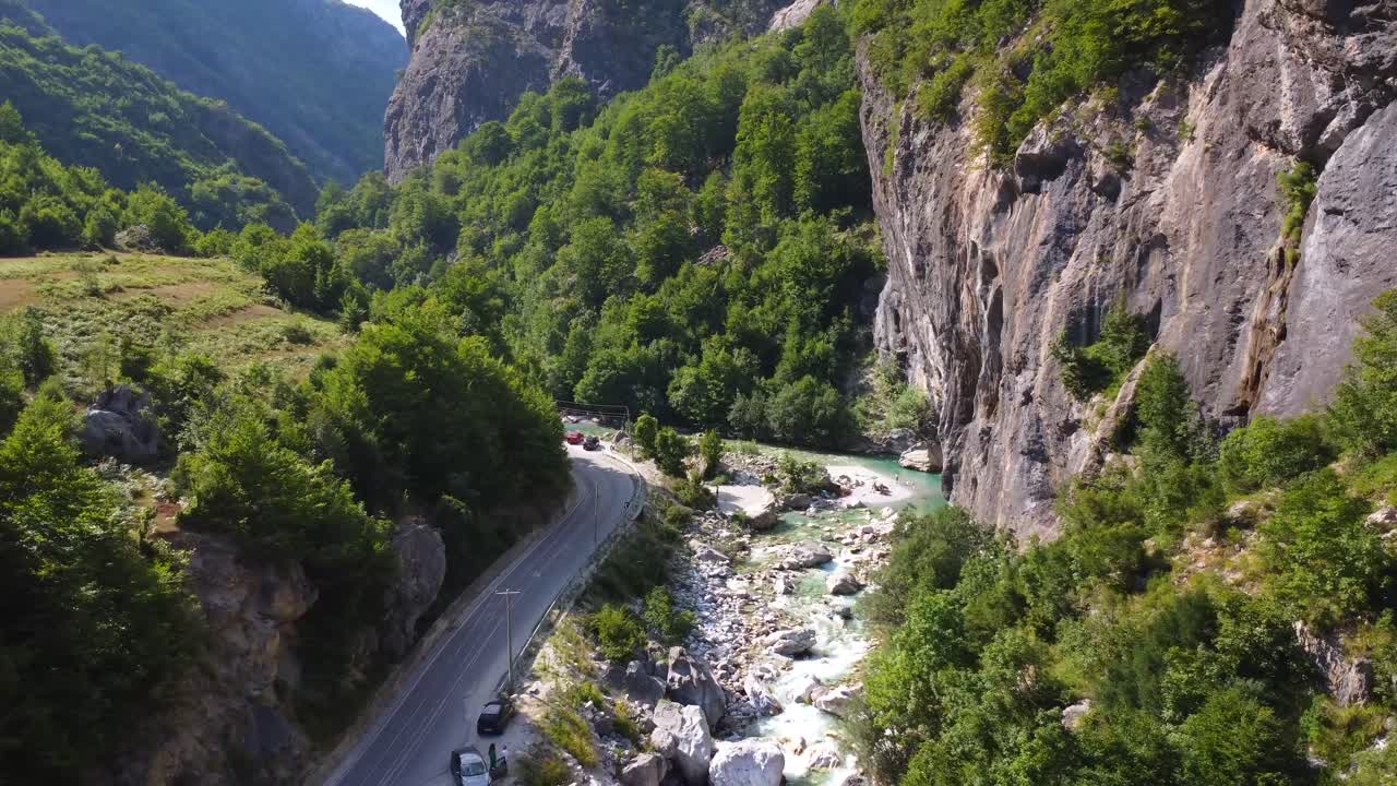 Paesaggio montano panoramico con fiume e strada