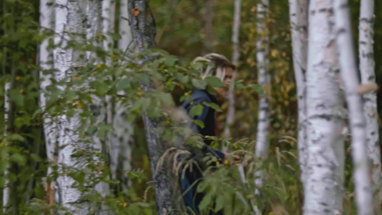 Kvinde vandrer i en skov
