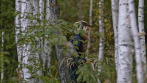 mujer caminando en un bosque