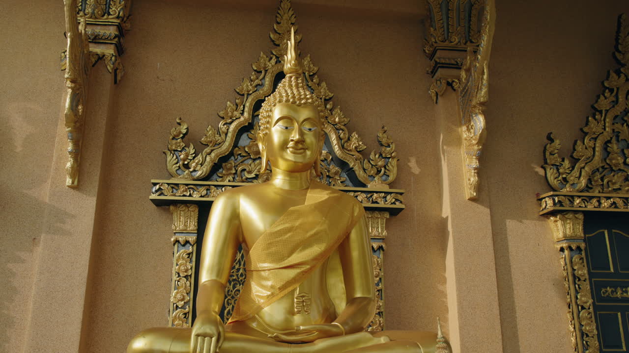 Statua dorata del Buddha all'interno del tempio nel complesso del Grande Buddha, Koh Samui, Thailandia
