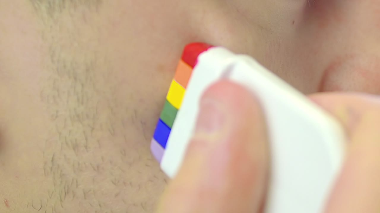 얼굴에 프라이드 플래그 그리기